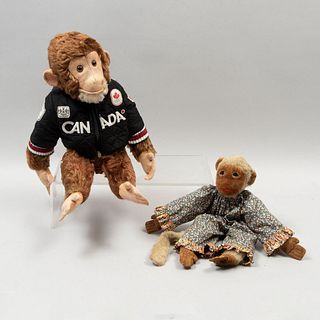 Lote de 2 monos de juguete. Alemania e Inglaterra. Siglo XX. Marca Schuco y Norah Wellings. Elaborados en peluche. Vestidos.