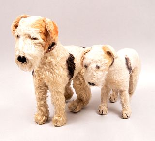 Lote de 2 perros. Siglo XX. Elaborados en peluche. 31 x 36 x 11 cm. (mayor)