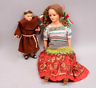 Lote de muñeca y santo. SXX. En madera y sintético. Muñeca vestida con traje de china poblana y santo vestido de franciscano.