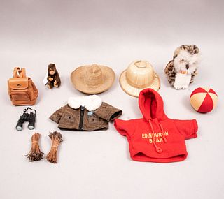 Lote de accesorios para juguetes. Consta de: 2 sombreros, chamarra, sudadera, pelota, mochila, binoculares, búho y mono.