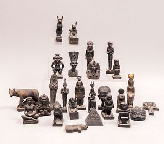 Lote de figuras egipcias. Siglo XX. Elaborados en pasta y resina. Diferentes modelos en negro.