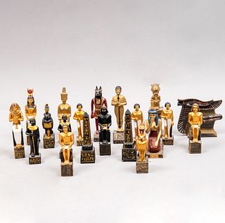 Lote de figuras egipcias. Siglo XX. Elaborados en pasta y resina. Diferentes modelos. Piezas: 19