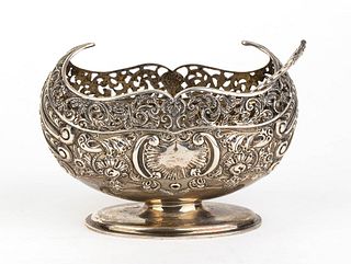 An English Edwardian sterling silver sugar basket - London 1904-1905, Josiah Williams & Co.