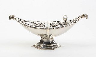 An English sterling silver boat basket - Chester 1915-1916