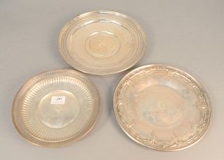 Three sterling plates, dia. 9", 10 1/2" and 11", 27.9 t.oz.