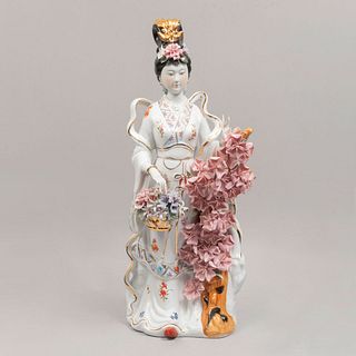 Dama Origen asiático. Siglo XX. Elaborada en porcelana. Decorada con elementos florales.