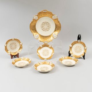 Lote de platos para postre y platón. Alemania. Siglo XX. Elaboradas en porcelana de Bavaria. Consta de: platón y 6 platos.