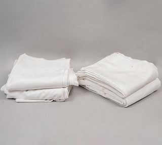 Lote de 50 servilletas. Siglo XX. Elaboradas en tela color blanco.
