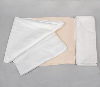 Lote de 6 manteles y cubre manteles. Siglo XX. Elaborados en tela color blanco y beige.