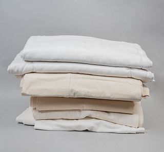 Lote de 4 manteles y cubre manteles. Siglo XX. Elaborados en tela color blanco y beige.