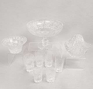 Lote de vasos y centros de mesa. S XX. En cristal cortado. Decorados con motivos acanalados y geométricos. Pzs: 9.