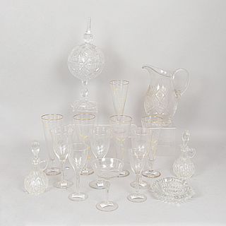 Lote de cristalería Siglo XX. Elaborado en cristal y vidrio prensado. Diferentes diseños, tamaños y decorados. Piezas 15.