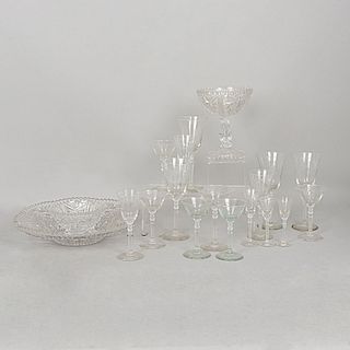 Lote de cristalería. Siglo XX. Elaborados en cristal. Algunos de pepita. Consta de: centro de mesa, copón, depósito y copas.