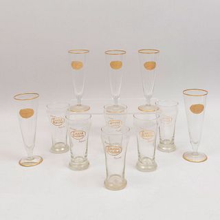 Lote de vasos y copas cerveceros.México, años 70.Elaboradas en vidrio y cristal.Edición de la casa Carta Blanca en esmalte dorado.Pz:10