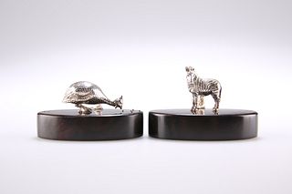 A PAIR OF CONTEMPORARY SILVER PLACE CARD HOLDERS,?by Patrick Mavros (Zimbab