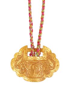 A CHINESE GOLD PENDANT, the oval pendant with scalloped edge and engraved C