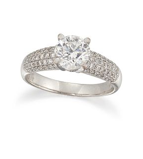 AN 18CT WHITE GOLD DIAMOND RING, the central round brilliant cut diamond, e