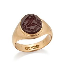 A LATE 19TH CENTURY GENTLEMAN'S 18CT SIGNET RING, the oval intaglio carneli