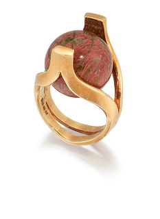 AN 18CT UNAKITE (JASPER) RING, the red and green jasper ball, drilled from 