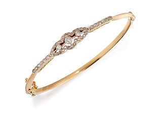 AN EARLY 20TH CENTURY DIAMOND BANGLE, set to centre with three graduated ol