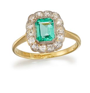 AN 18CT AND PLATINUM EMERALD AND DIAMOND CLUSTER RING, the emerald cut emer