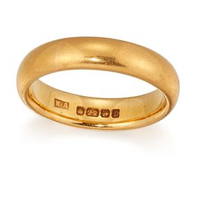 AN EARLY 20TH CENTURY 22CT WEDDING BAND, 4.6mm wide, with 22ct gold Birming