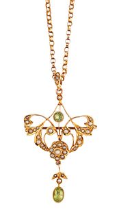AN EARLY 20TH CENTURY 9CT PERIDOT AND SEED PEARL PENDANT/BROOCH AND CHAIN, 