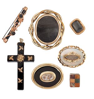 A LATE GEORGIAN MOURNING BROOCH AND A QUANTITY OF MEMORIAL JEWELLERY AND OT