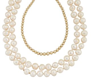 A CULTURED PEARL NECKLACE, the off round cultured pearls, approx. 9.5 - 10m