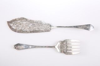 A PAIR OF EDWARDIAN SILVER COFFIN-END FISH SERVERS,?George Maudsley Jackson