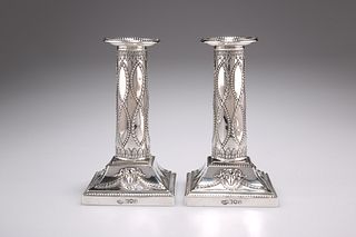 A PAIR OF EDWARDIAN SILVER CANDLESTICKS, IN ADAM STYLE, by?Goldsmiths & Sil