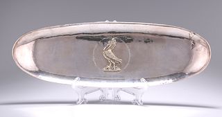 A CONTEMPORARY SILVER OVAL DISH, by Leslie Durbin London 1971, of oval plan