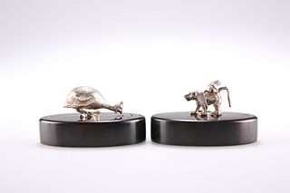 A PAIR OF CONTEMPORARY SILVER PLACE CARD HOLDERS,?by Patrick Mavros (Zimbab