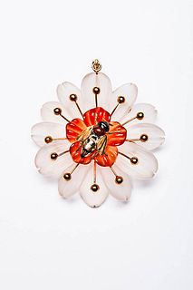 FLOWER PENDANT WITH BEE