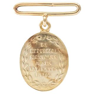 Cinco de Mayo Medal (5 de Mayo de 1862). 14k gold medal. 13.1 grams, 0.8 x 1" (21 x 27 mm), oval