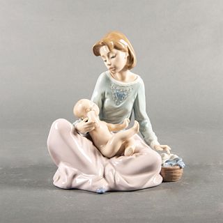 Lladro Figure Group, Dressing The Baby 01005845