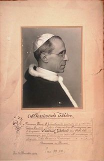 <br><br>Pope Pius XII, signed portrait<br>17 x 22,5 cm<br>Pope Pius XII, gelatin-bromide signed portrait, 1939. Pontifical dry stamp on verso.<br> Goo