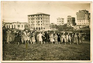 <br><br>Group of women in a Roman suburbs, 1935 circa<br>17,5 x 12 cm<br>Group of women in a Roman suburbs, 1935 circa. Print on baryta paper by Guido