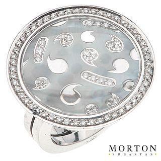 MOTHER OF PEARL AND DIAMONDS RING. 18K WHITE GOLD