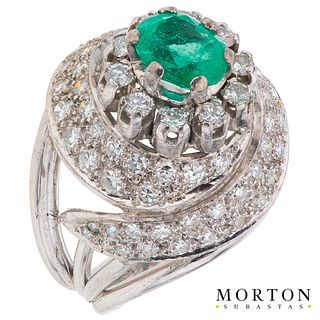 EMERALD AND DIAMOND RING. 14K WHITE GOLD