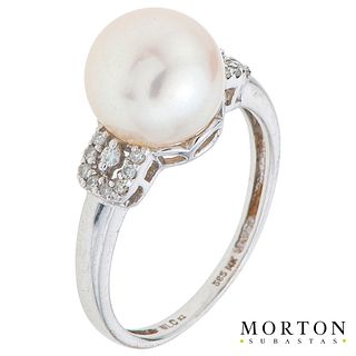 CULTURED PEARL AND DIAMONDS RING. 14K WHITE GOLD