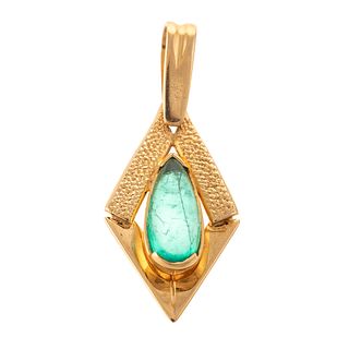 A Colombian Emerald Pendant in 18K Yellow Gold