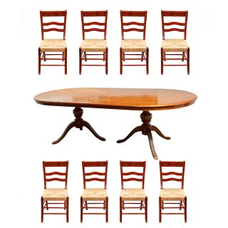 Comedor. SXX. En madera laqueada. Consta de: Mesa. Cubierta oval y sillas con asientos de palma tejida. 76 x 249 x 126 cm. Piezas: 9