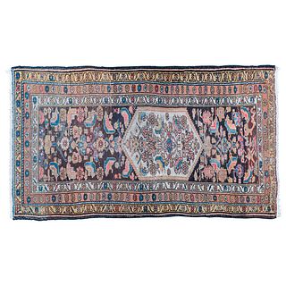 Tapete de pasillo. Pakistán. Siglo XX. Estilo Tabriz. Anudado a mano en fibras de lana. Decorado con medallón central. 107 x 215 cm