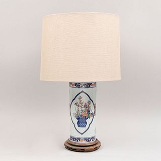 Lámpara de mesa. Origen oriental. Siglo XX. Elaborada en porcelana. Para una luz. Con pantalla de tela.
