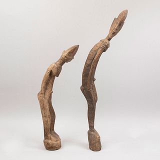 Lote de 2 figuras votivas. Kenia. Siglo XX. En talla de madera. Detalles de conservación. 81 cm altura (mayor)