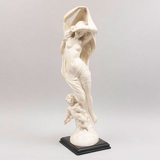 Eros y Psique. Siglo XX. Elaborada en pasta. Con base de madera. 62 cm altura.