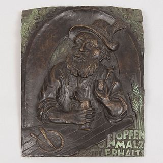 Alto relieve de bebedor de cerveza. Siglo XX. Fundición en bronce con patina verde. Con inscripción "Hopfen malz erhalts".