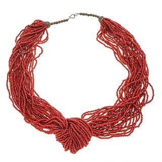 Collar con corales y metal base. 30 hilos de coral color rojo. Peso: 186.2 g.
