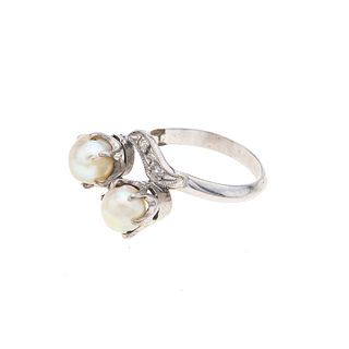 Anillo con perlas y diamantes en plata paladio. 2 perlas color gris de 5 mm. 4 diamantes corte 8 x 8. Talla: 6 1/2. Peso: 3....